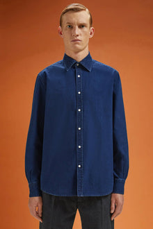 Men's comfort fit casual shirt with a classic collar in 100% cotton washed chambray fabric