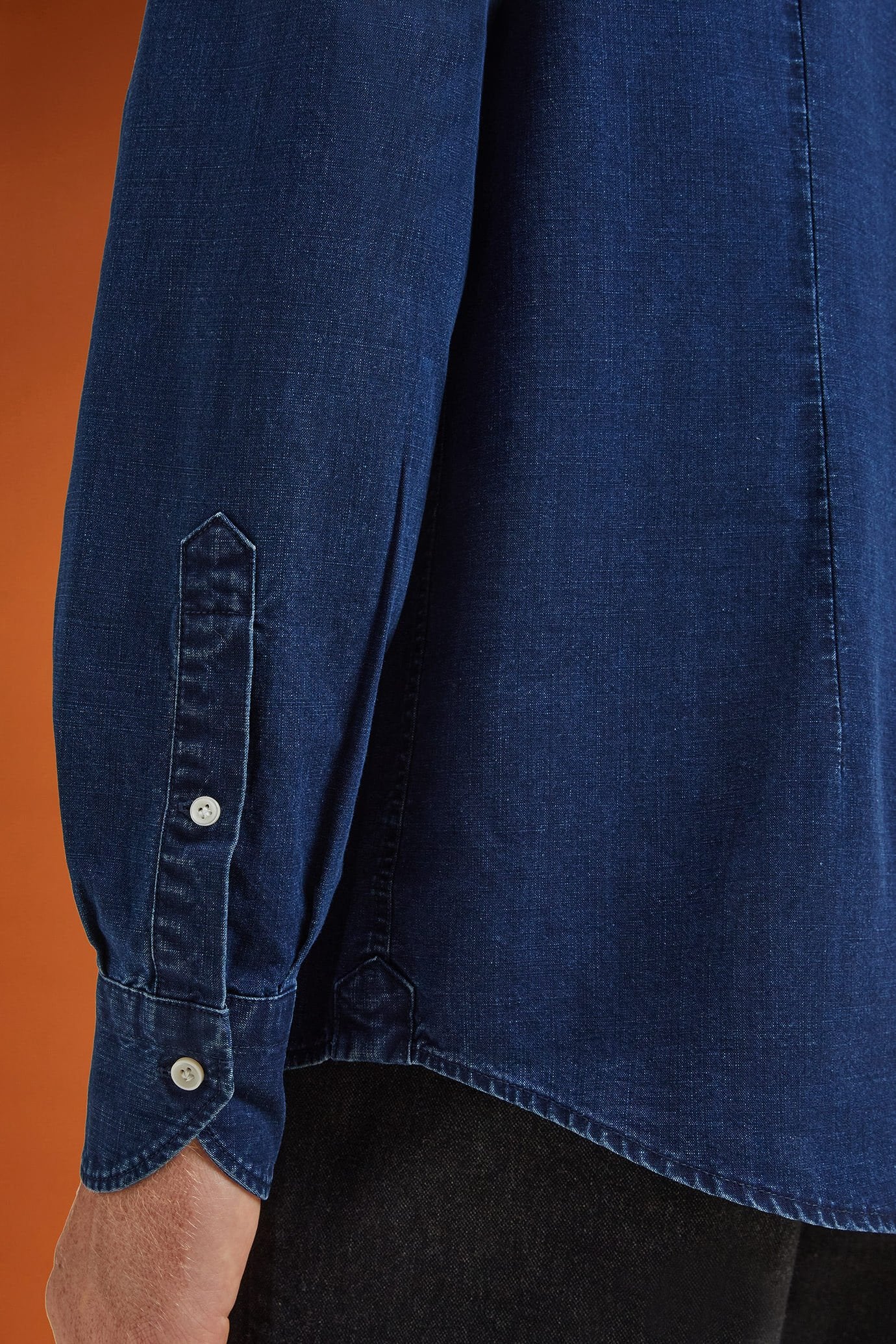 Men's comfort fit casual shirt with a classic collar in 100% cotton washed chambray fabric