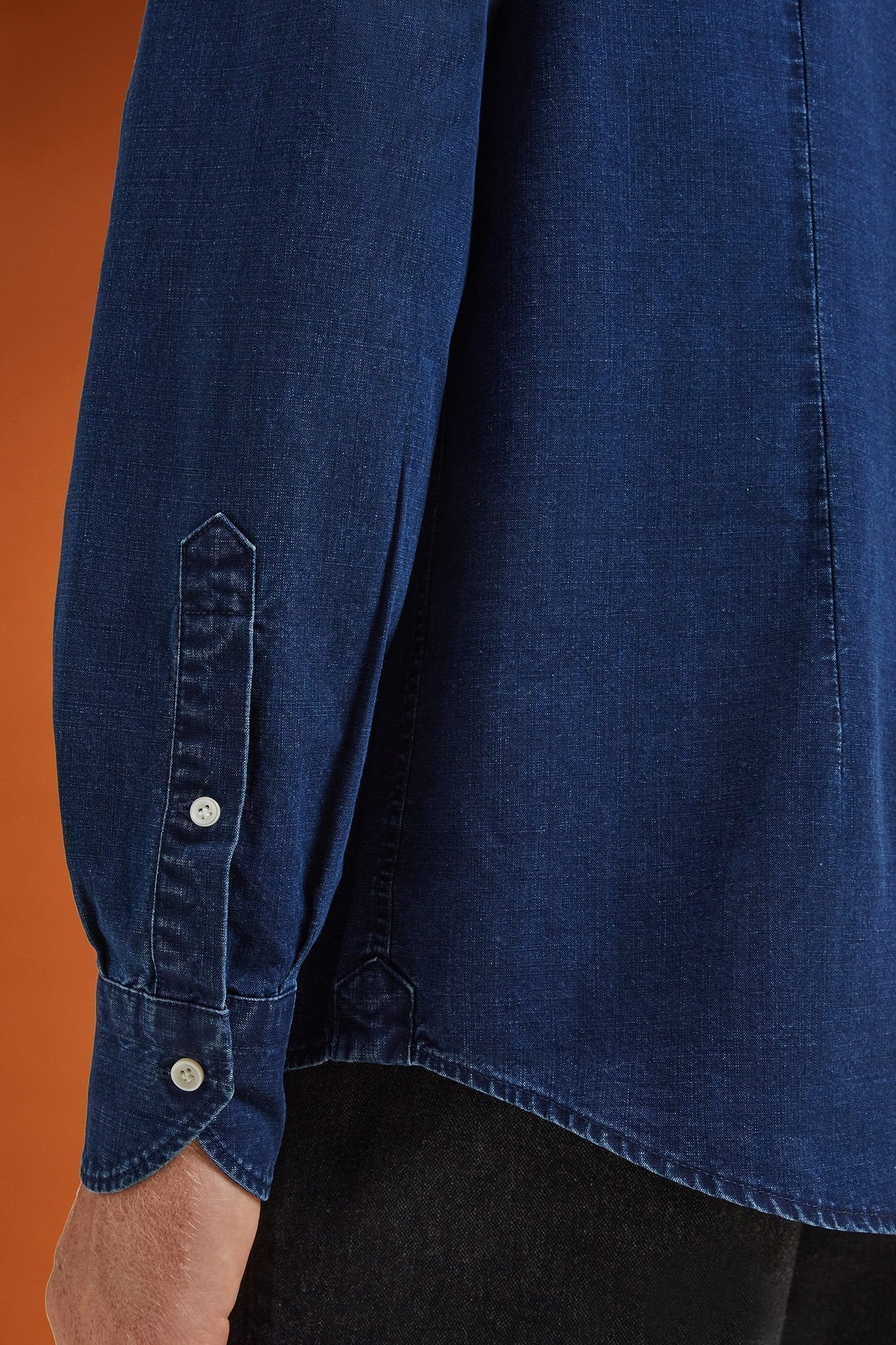 Men's comfort fit casual shirt with a classic collar in 100% cotton washed chambray fabric