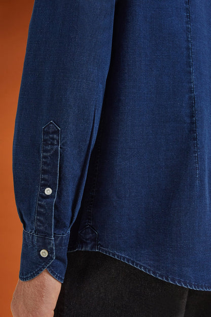 Men's comfort fit casual shirt with a classic collar in 100% cotton washed chambray fabric