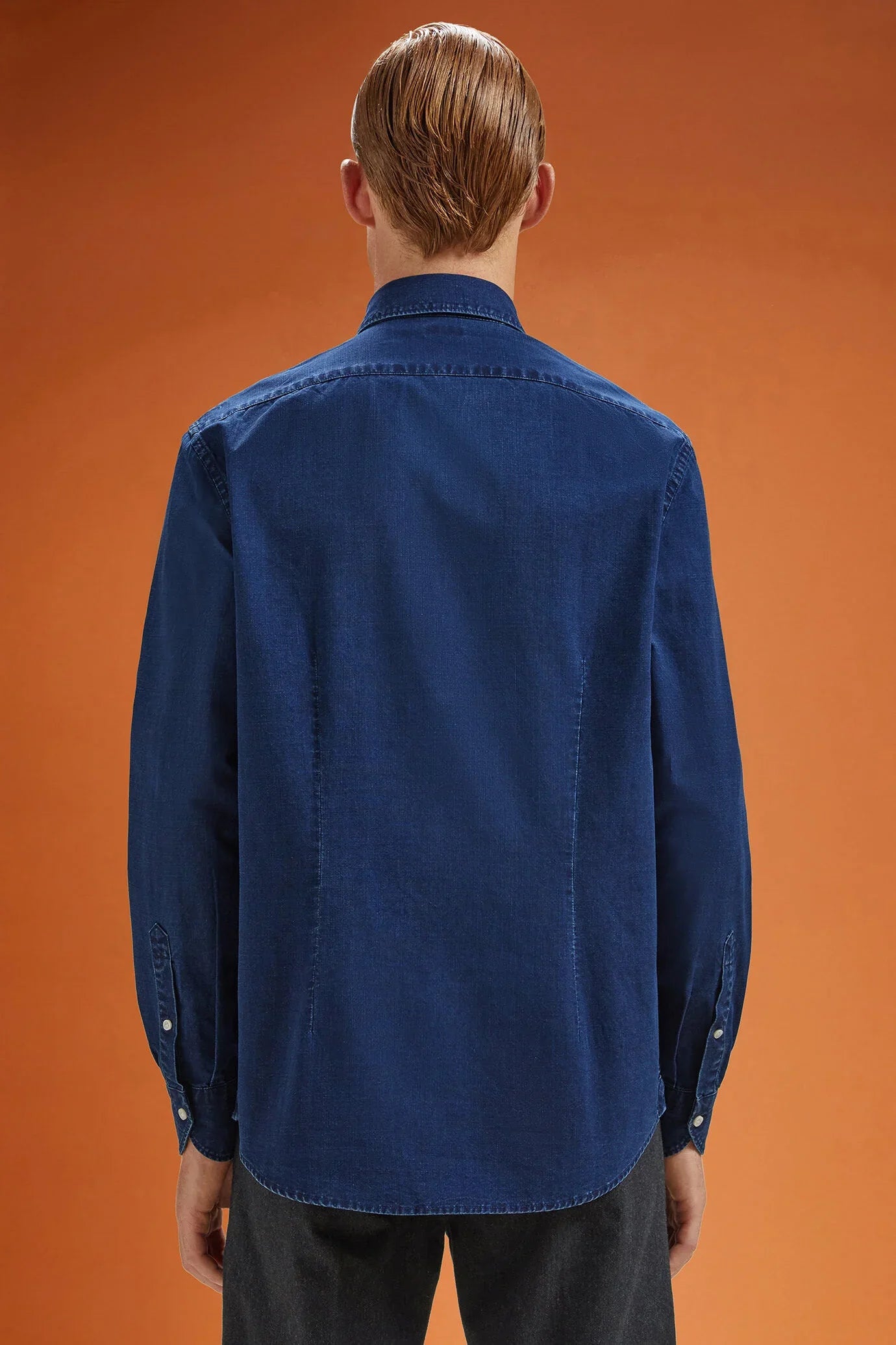 Men's comfort fit casual shirt with a classic collar in 100% cotton washed chambray fabric