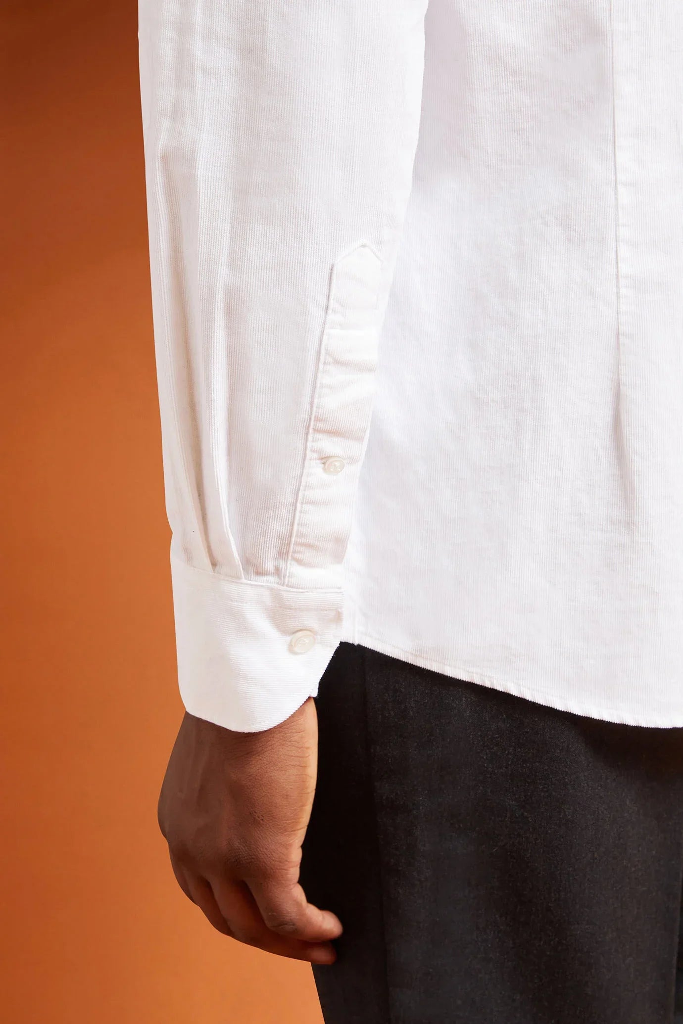 Men's comfort fit casual shirt with a classic collar in plain 100% cotton 21-wale corduroy