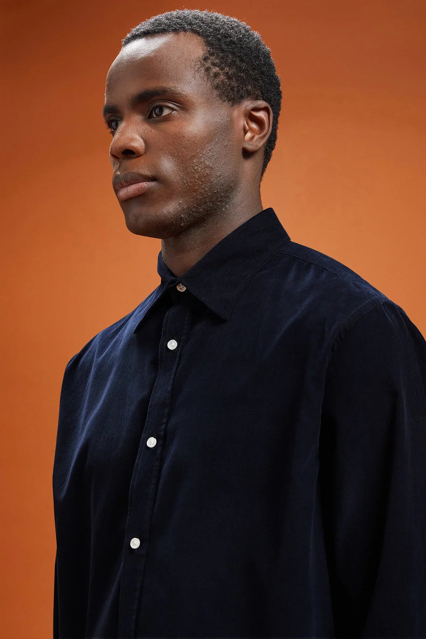 Men's comfort fit casual shirt with a classic collar in plain 100% cotton 21-wale corduroy