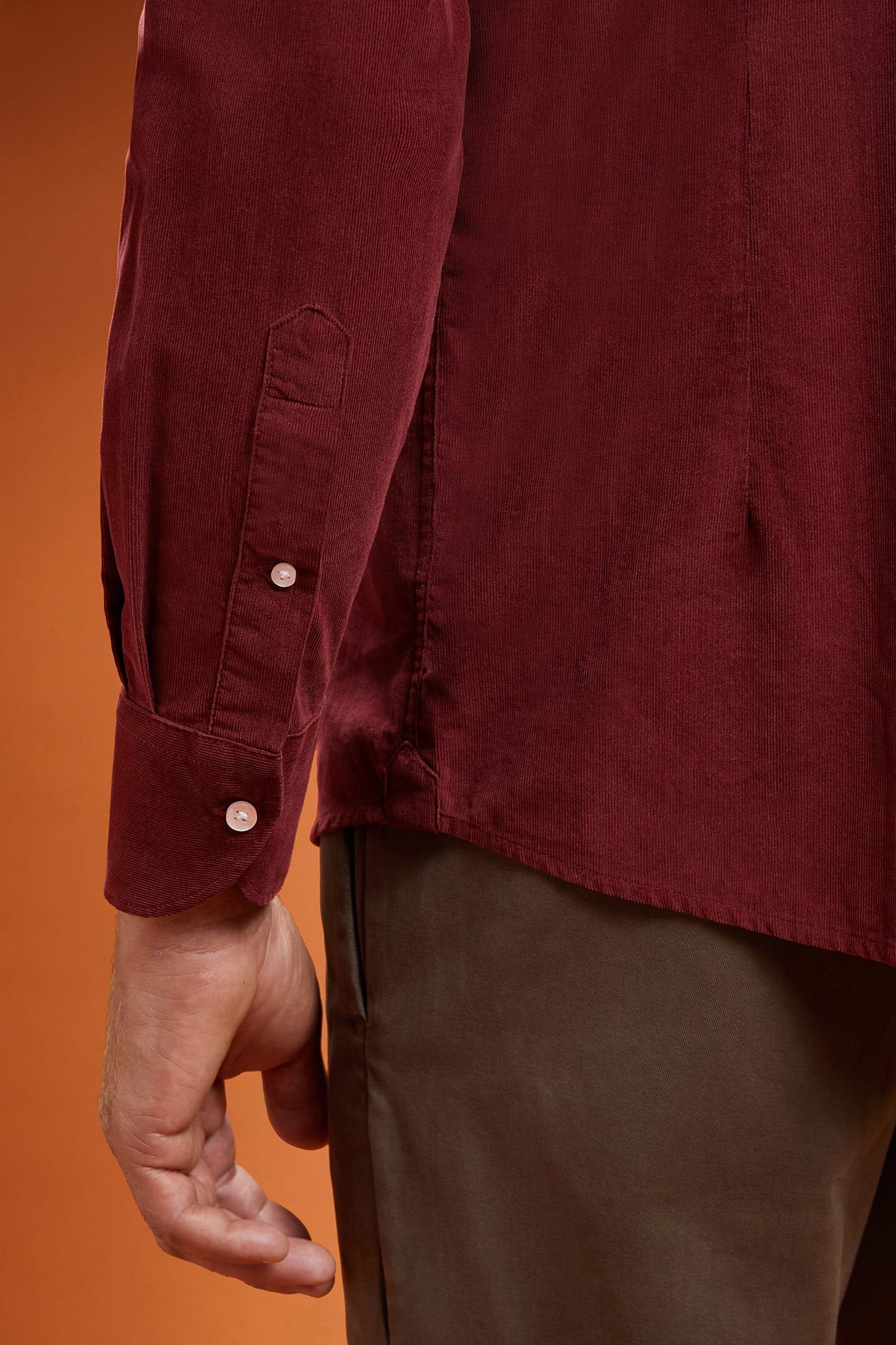 Men's comfort fit casual shirt with a classic collar in plain 100% cotton 21-wale corduroy