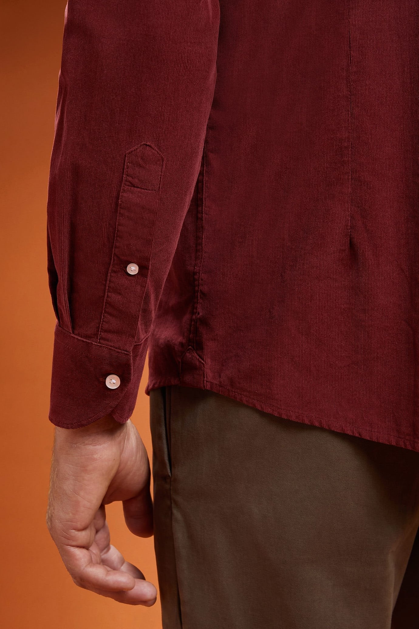 Men's comfort fit casual shirt with a classic collar in plain 100% cotton 21-wale corduroy