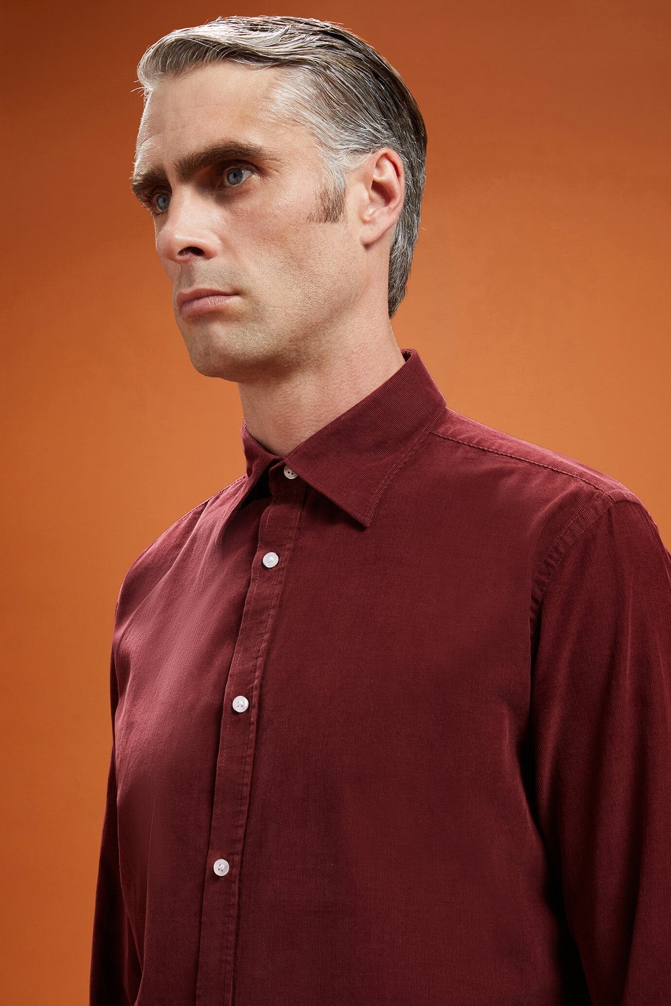 Men's comfort fit casual shirt with a classic collar in plain 100% cotton 21-wale corduroy