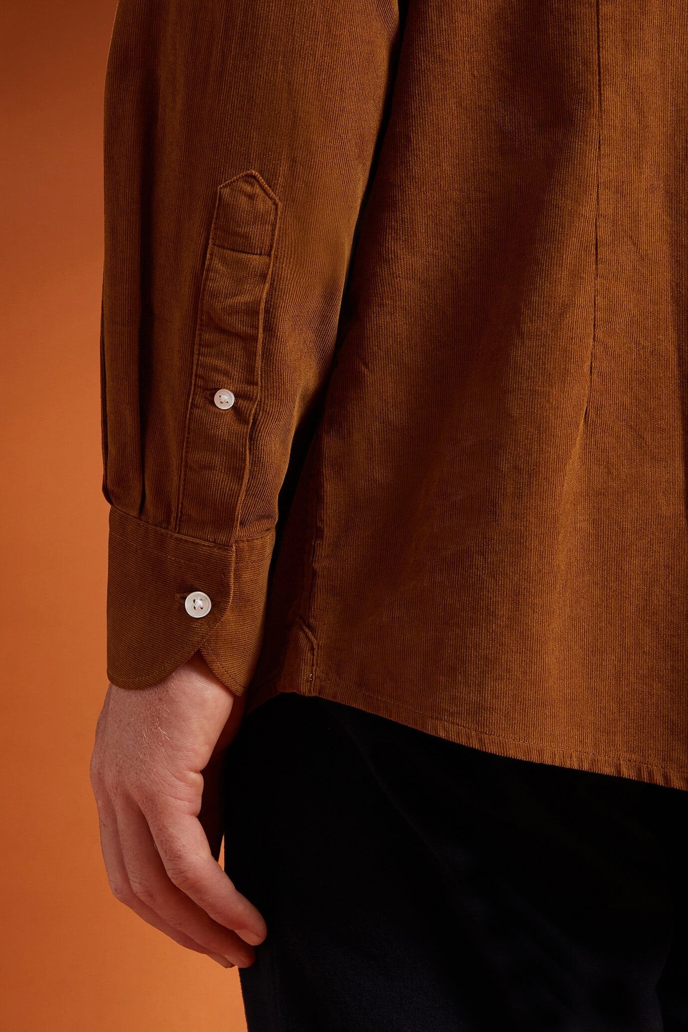 Men's comfort fit casual shirt with a classic collar in plain 100% cotton 21-wale corduroy