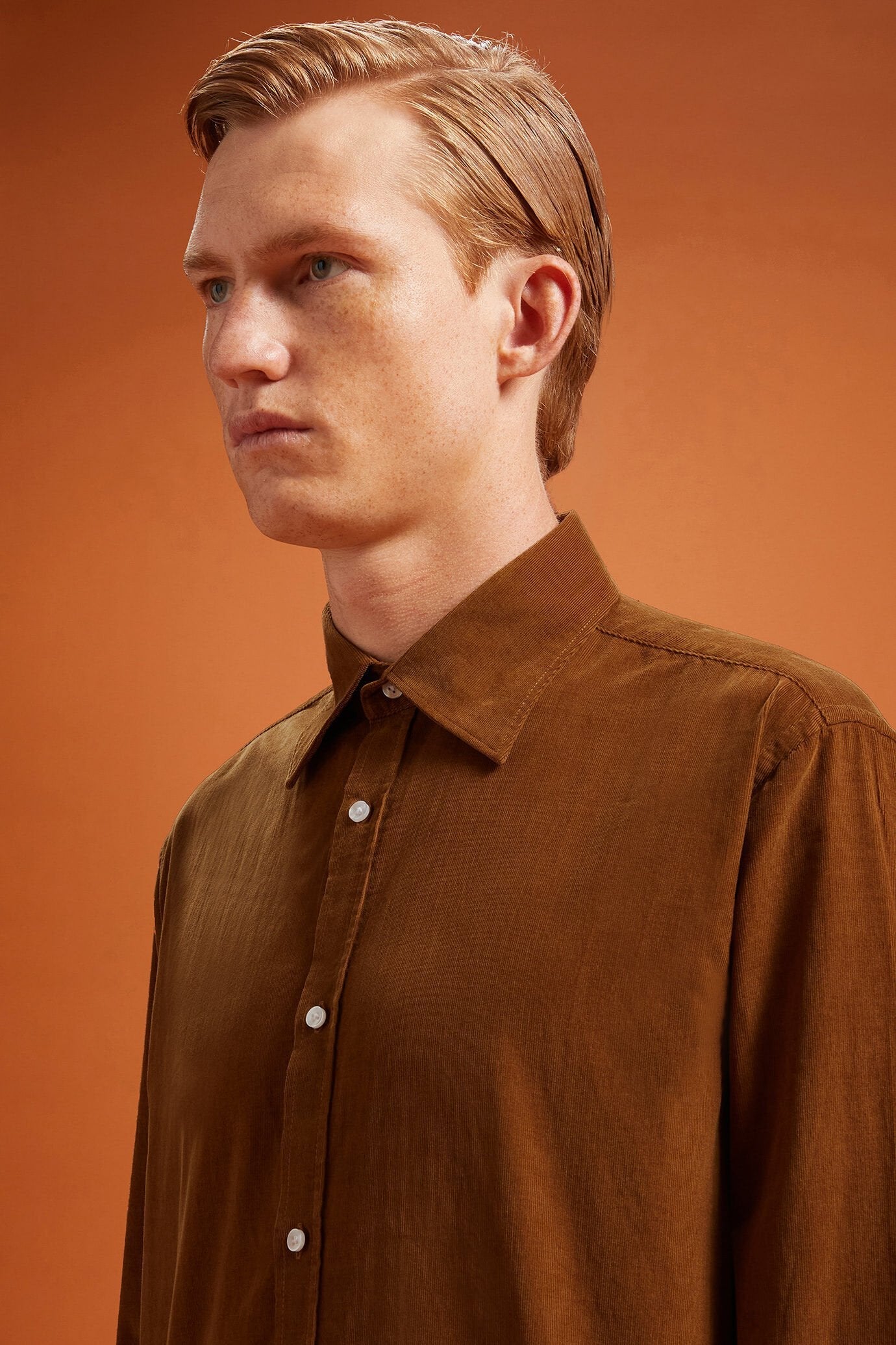 Men's comfort fit casual shirt with a classic collar in plain 100% cotton 21-wale corduroy