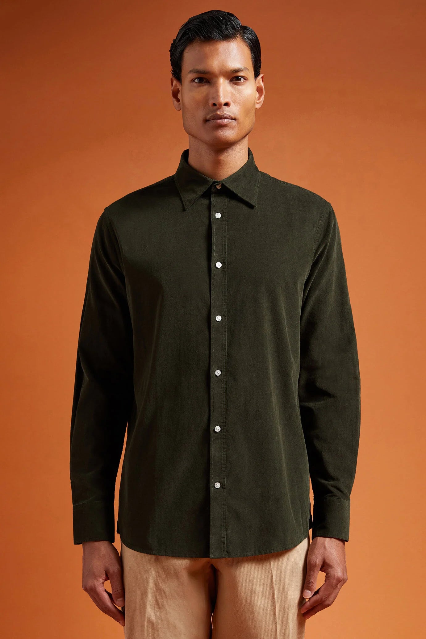 Men's comfort fit casual shirt with a classic collar in plain 100% cotton 21-wale corduroy