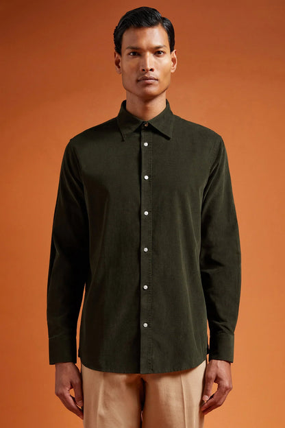 Men's comfort fit casual shirt with a classic collar in plain 100% cotton 21-wale corduroy