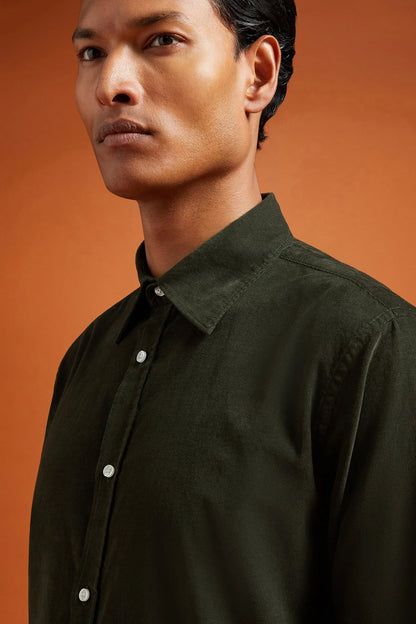 Men's comfort fit casual shirt with a classic collar in plain 100% cotton 21-wale corduroy