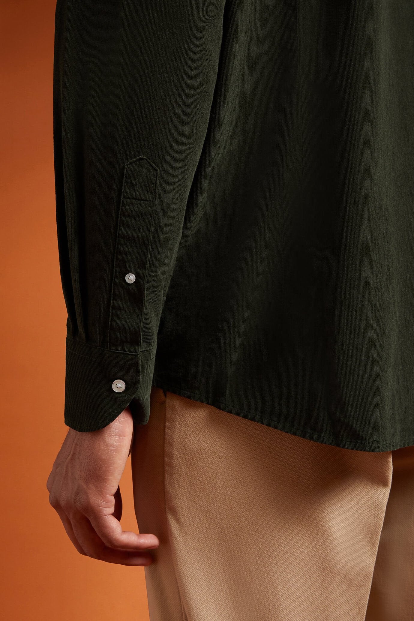 Men's comfort fit casual shirt with a classic collar in plain 100% cotton 21-wale corduroy