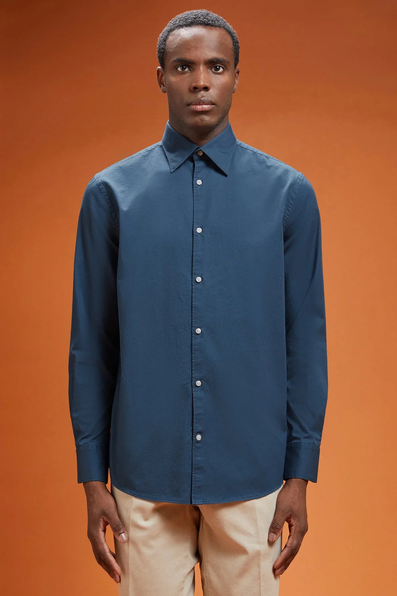 Men's comfort fit casual shirt with a classic collar in plain 100% cotton washed gabardine

