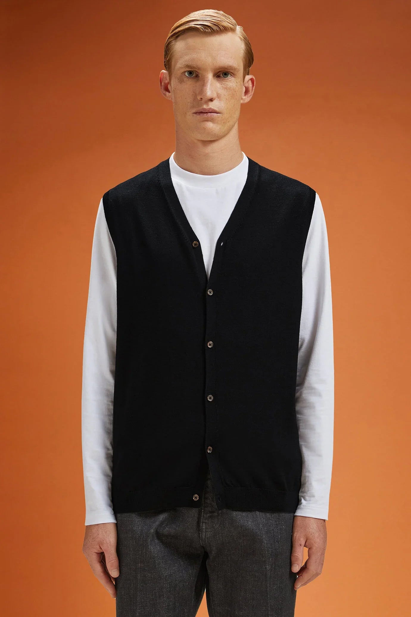 Men's regular fit V-neck tank top in 100% extra fine merino wool