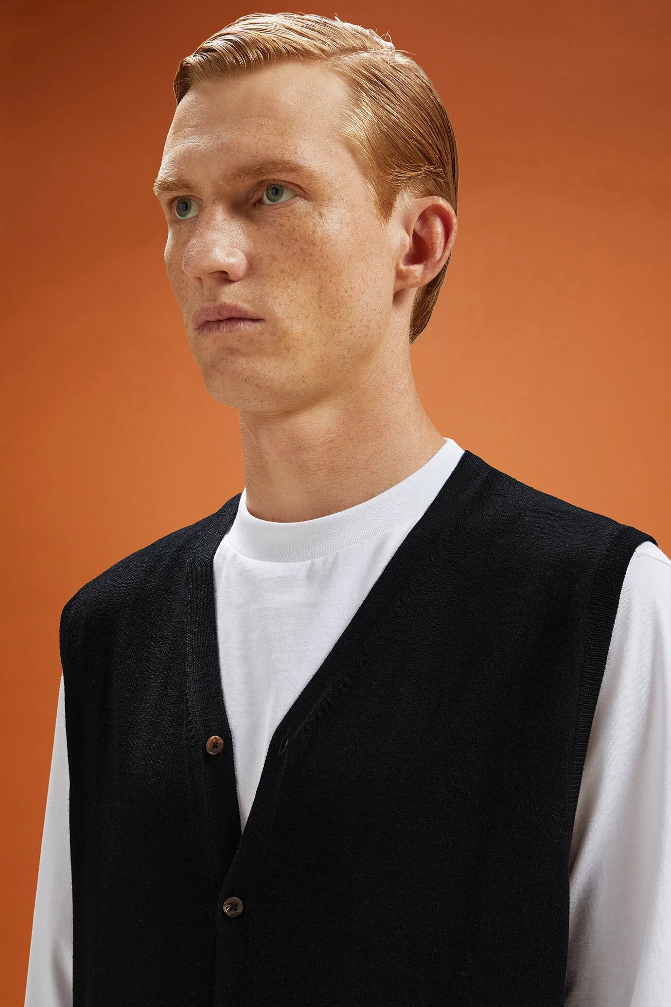 Men's regular fit V-neck tank top in 100% extra fine merino wool