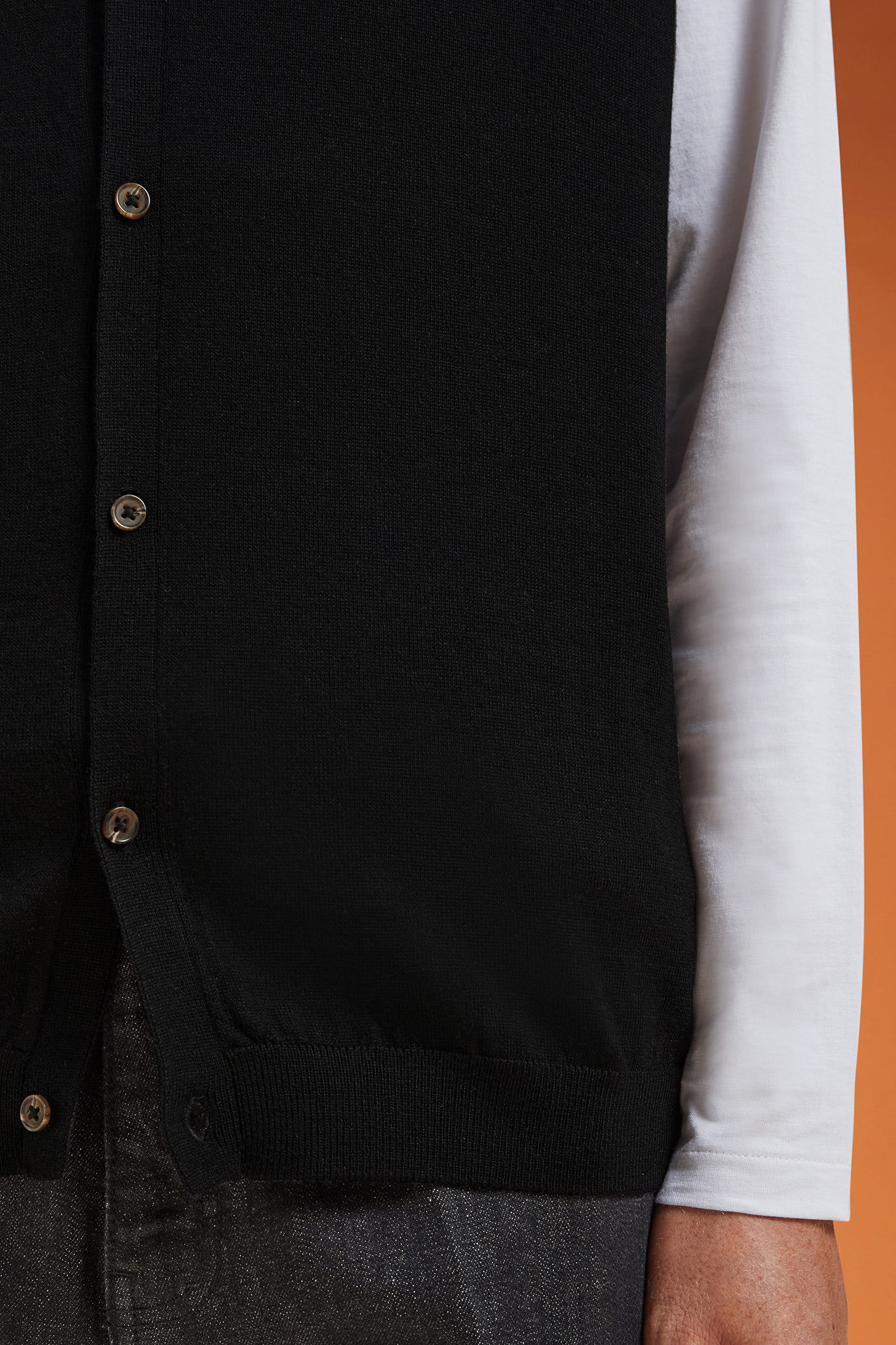 Men's regular fit V-neck tank top in 100% extra fine merino wool