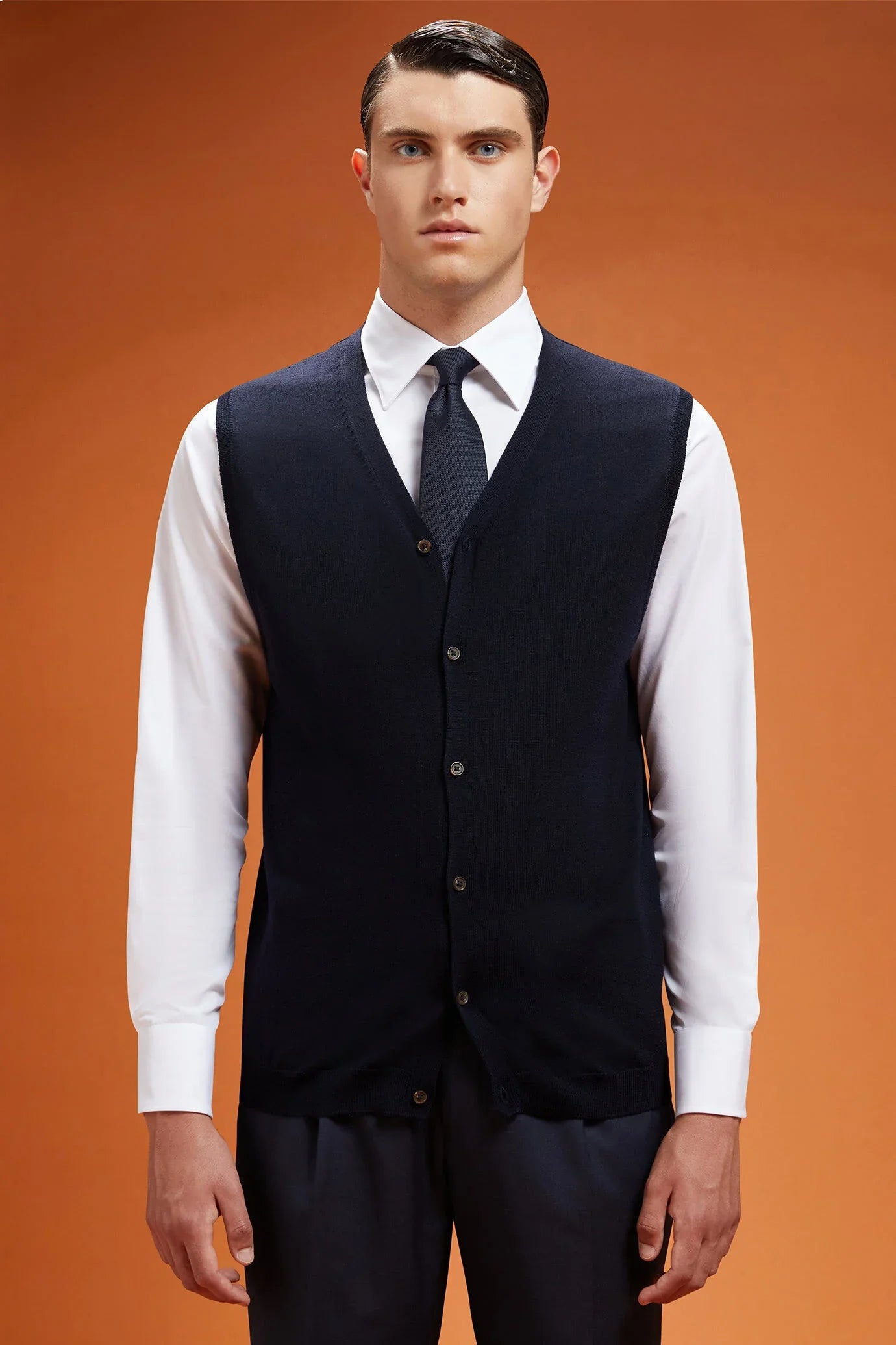 Men's regular fit V-neck tank top in 100% extra fine merino wool