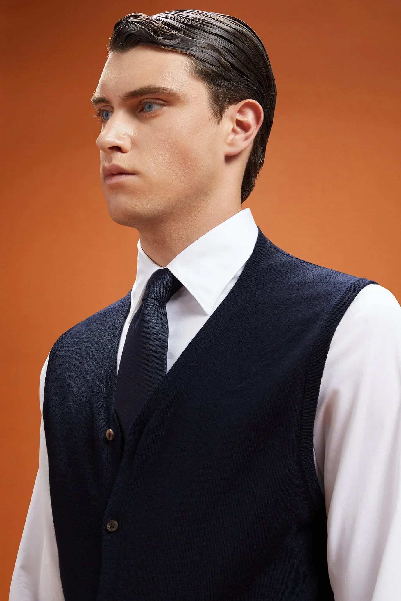 Men's regular fit V-neck tank top in 100% extra fine merino wool