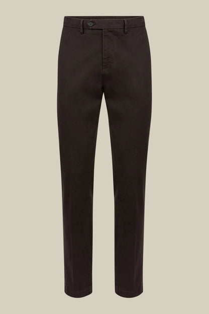 Men's classic twill chinos in a perfect fit