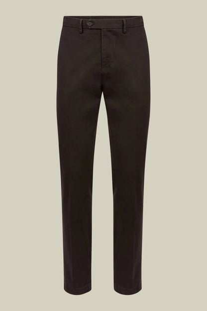Men's classic twill chinos in a perfect fit