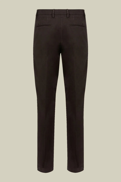 Men's classic twill chinos in a perfect fit