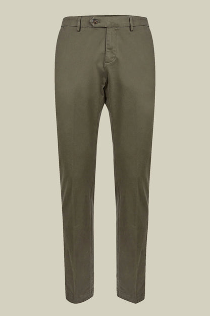 Men's classic twill chinos in a perfect fit