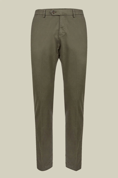 Men's classic twill chinos in a perfect fit