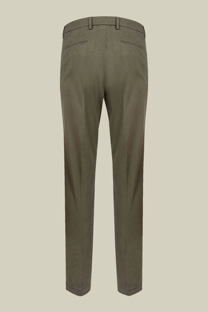 Men's classic twill chinos in a perfect fit