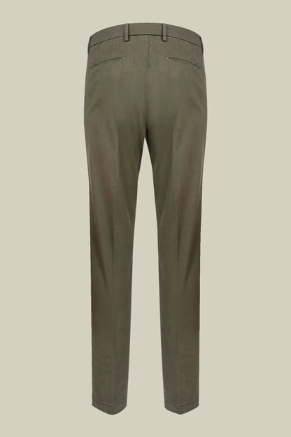 Men's classic twill chinos in a perfect fit