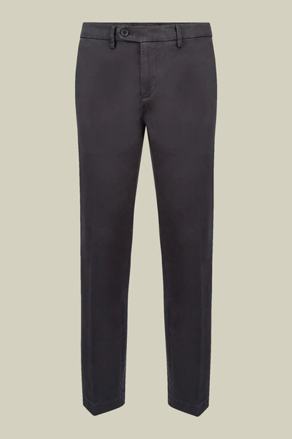 Men's classic twill chinos in a perfect fit