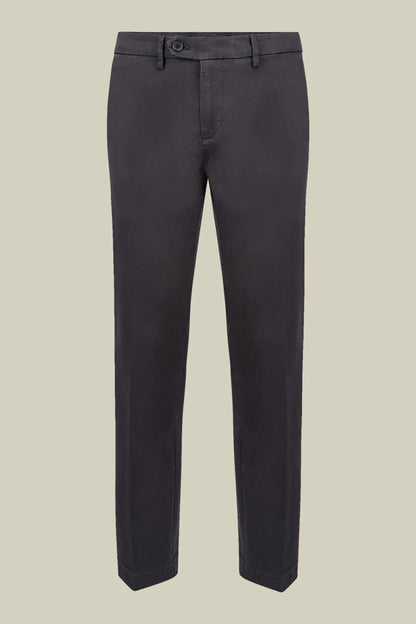 Men's classic twill chinos in a perfect fit