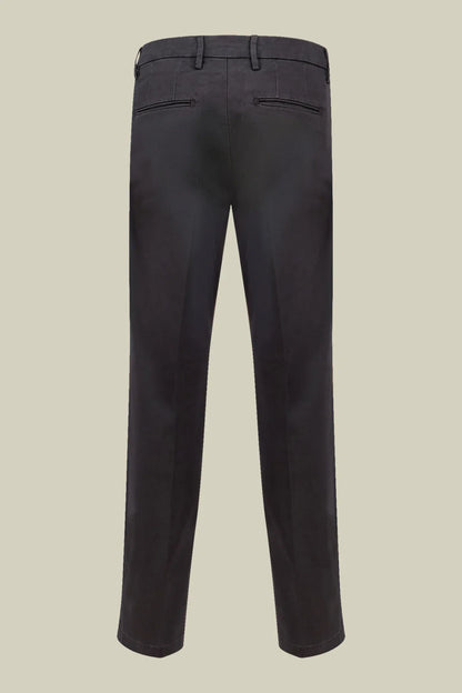 Men's classic twill chinos in a perfect fit