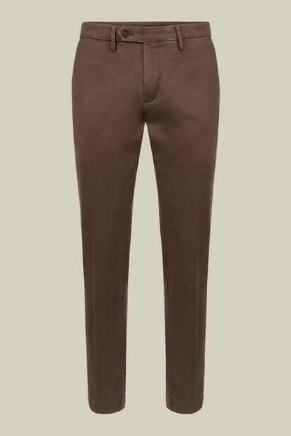 Men's classic twill chinos in a perfect fit