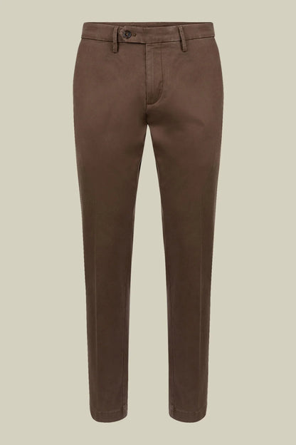 Men's classic twill chinos in a perfect fit