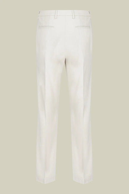 Men's classic twill chinos in a perfect fit