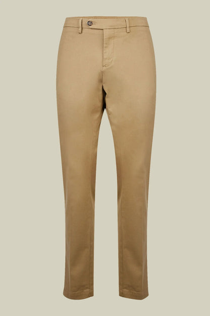 Men's classic twill chinos in a perfect fit
