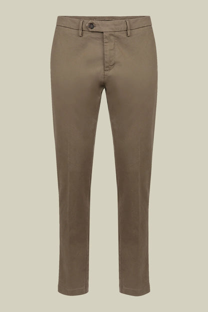 Men's classic twill chinos in a perfect fit