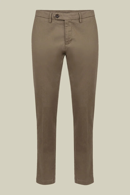 Men's classic twill chinos in a perfect fit