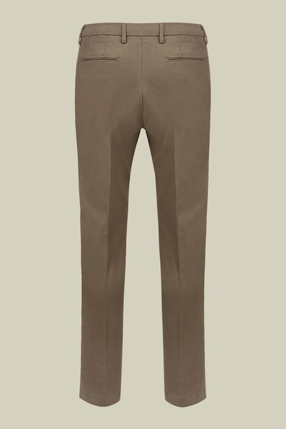 Men's classic twill chinos in a perfect fit