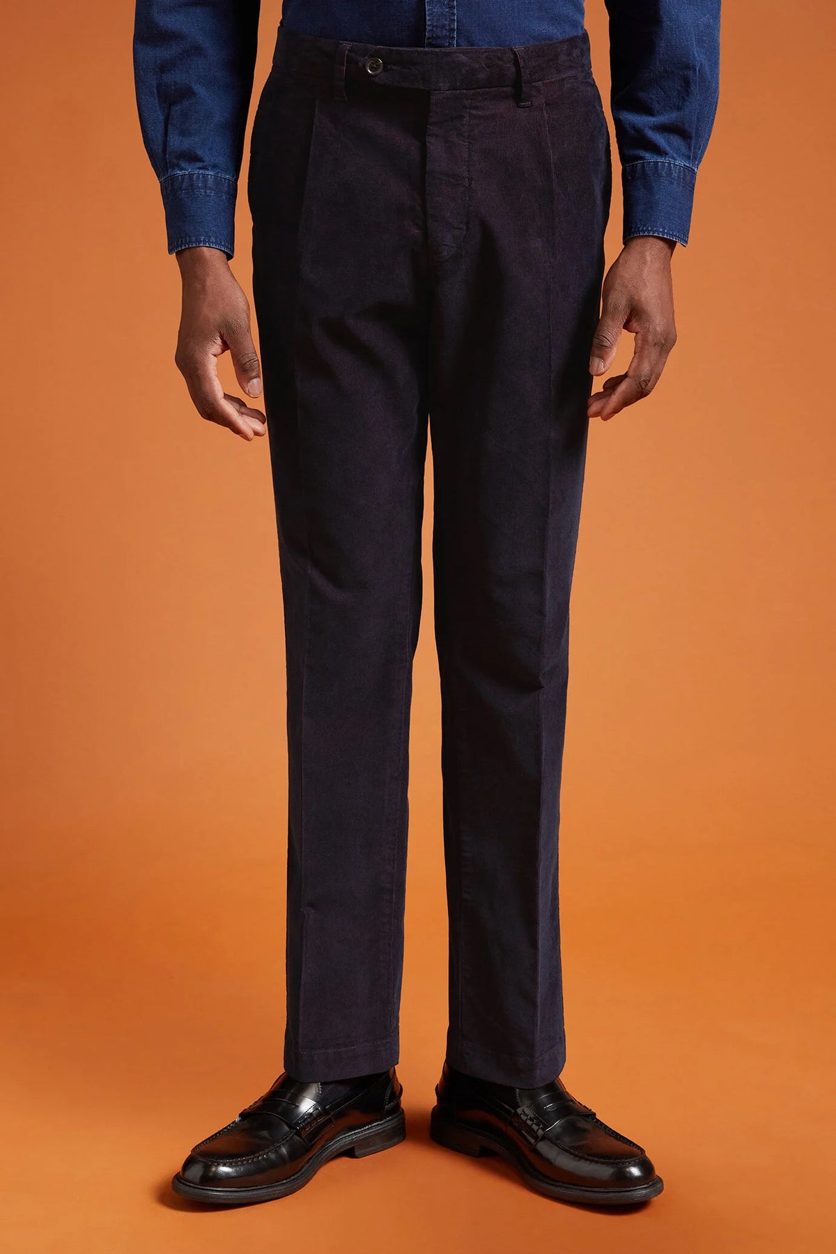 Men's regular fit classic pleated trousers in garment-dyed twotone 21-wale corduroy
