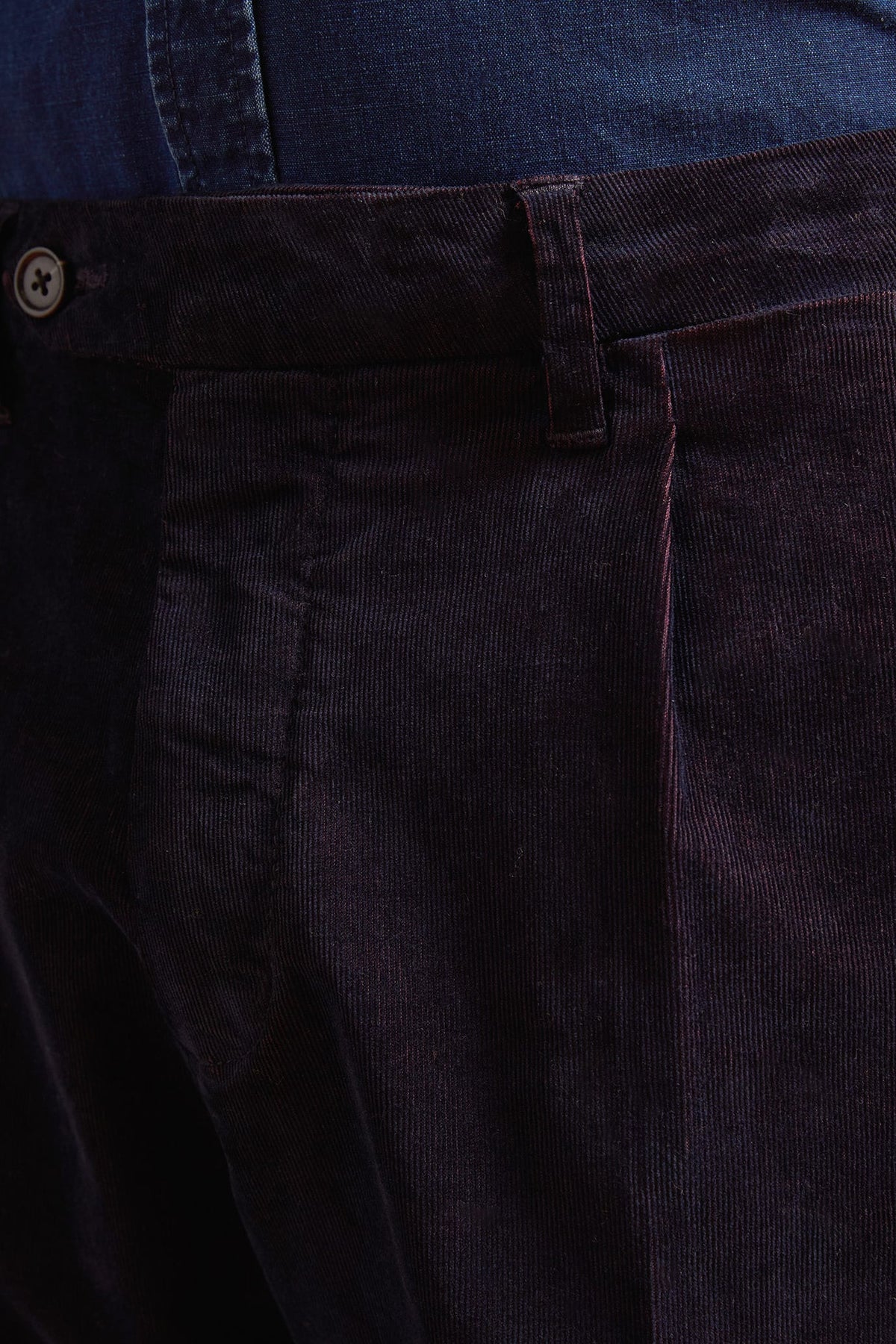 Men's regular fit classic pleated trousers in garment-dyed twotone 21-wale corduroy