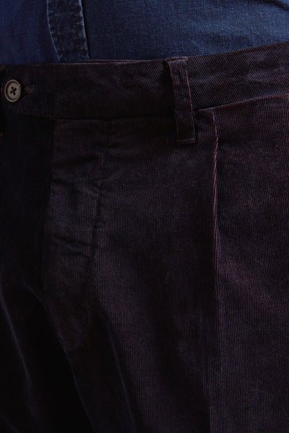 Men's regular fit classic pleated trousers in garment-dyed twotone 21-wale corduroy