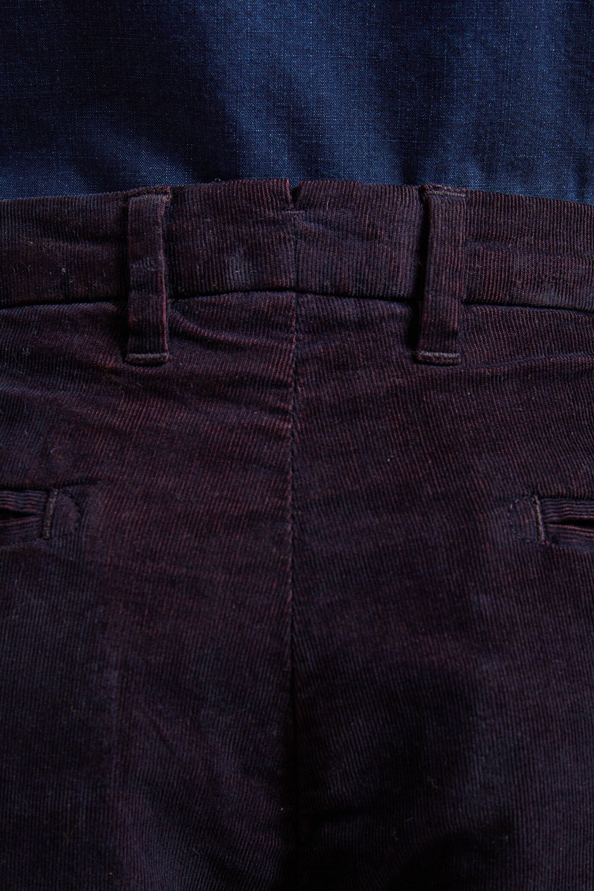 Men's regular fit classic pleated trousers in garment-dyed twotone 21-wale corduroy