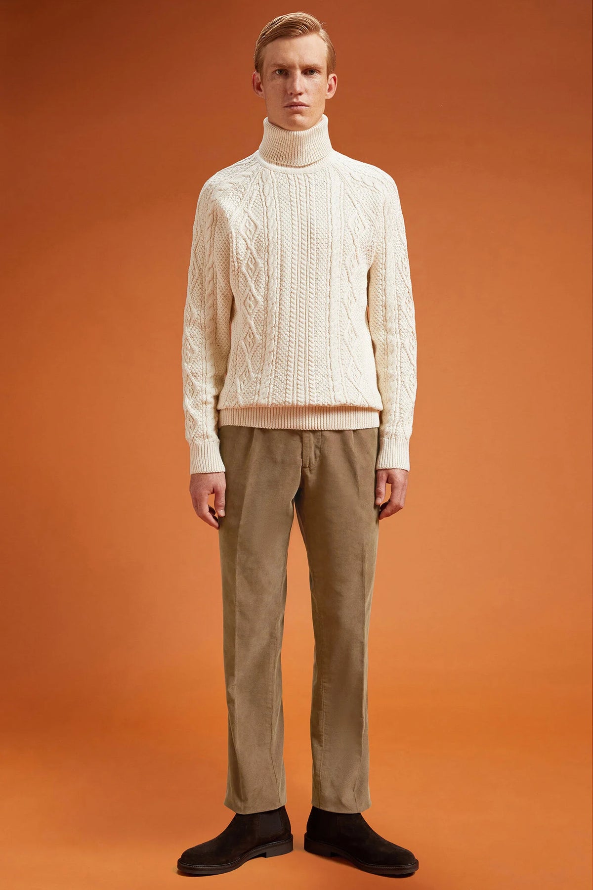 Men's regular fit classic pleated trousers in garment-dyed twotone 21-wale corduroy