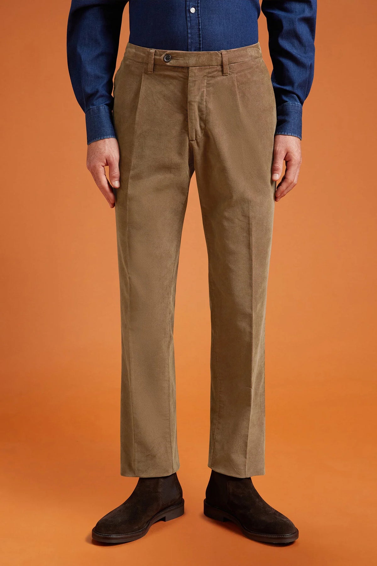 Men's regular fit classic pleated trousers in garment-dyed twotone 21-wale corduroy