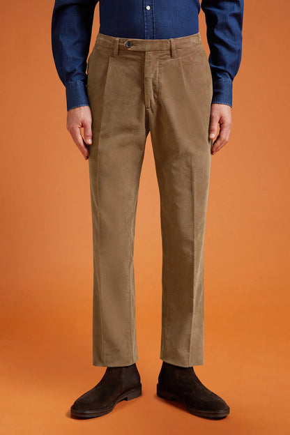 Men's regular fit classic pleated trousers in garment-dyed twotone 21-wale corduroy