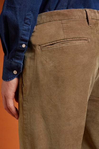 Men's regular fit classic pleated trousers in garment-dyed twotone 21-wale corduroy