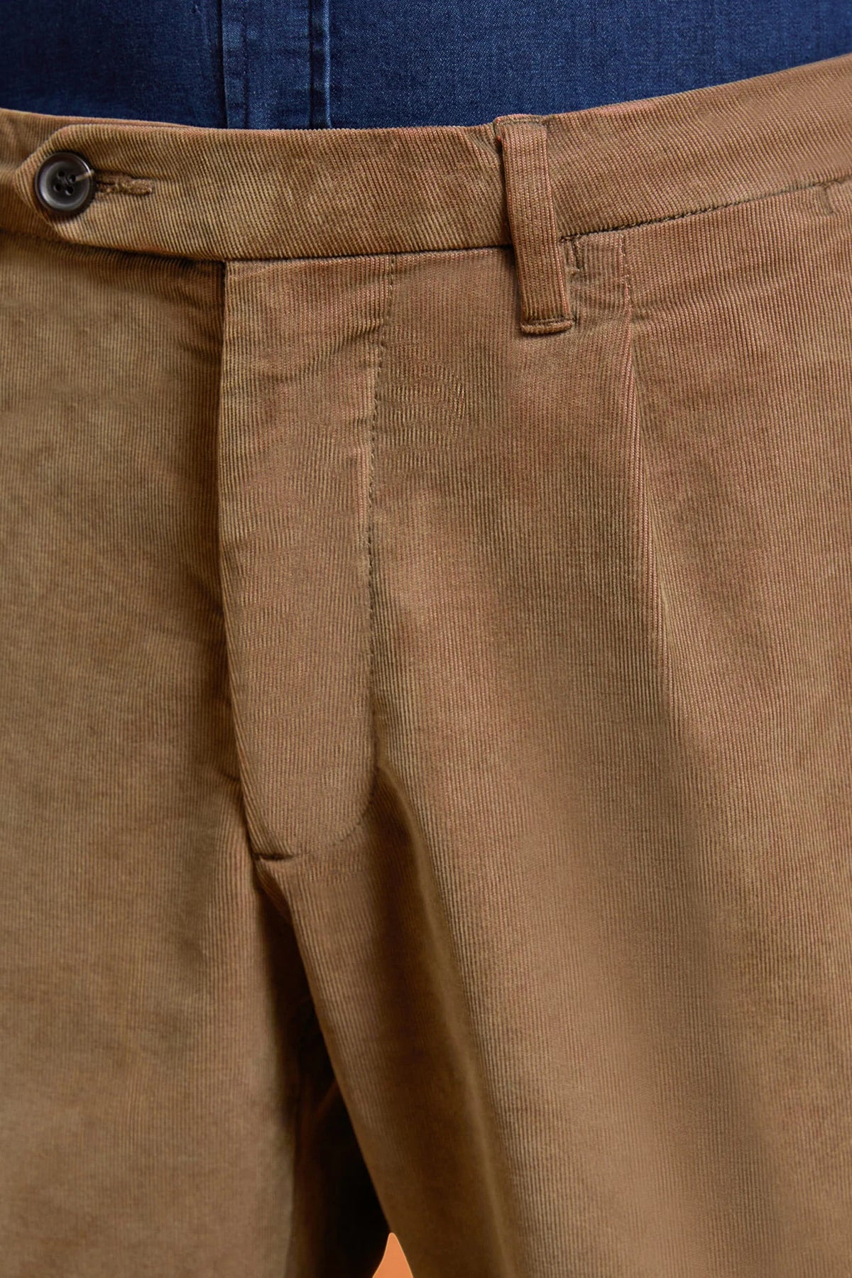 Men's regular fit classic pleated trousers in garment-dyed twotone 21-wale corduroy
