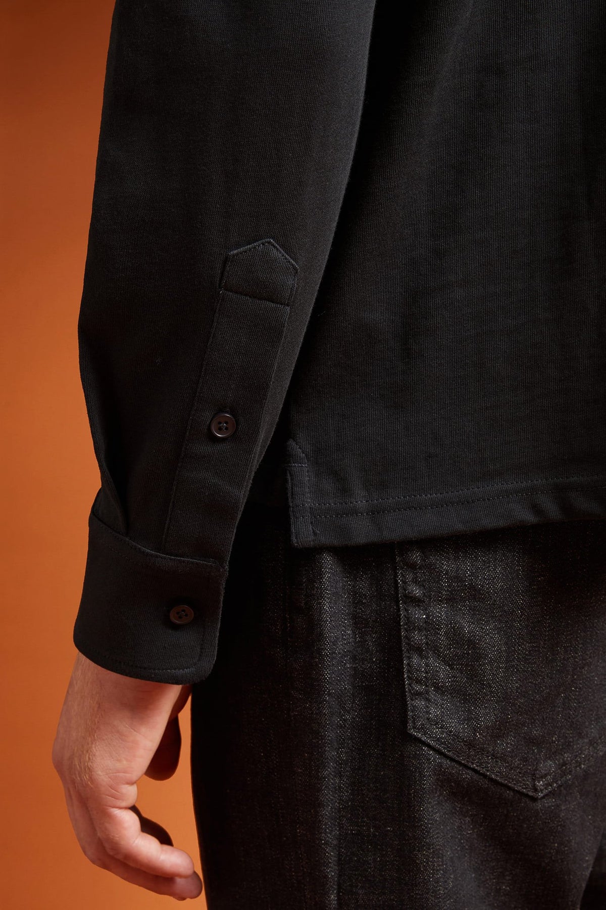 Men's long-sleeved 100% cotton polo shirt with a classic collar in a regular fit
