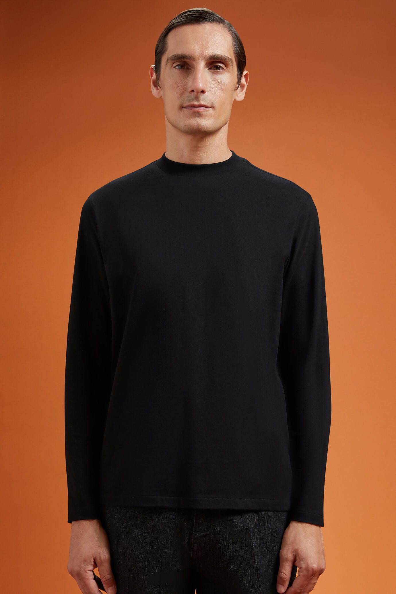 Men's regular fit long-sleeved crew neck T-shirt in 100% cotton